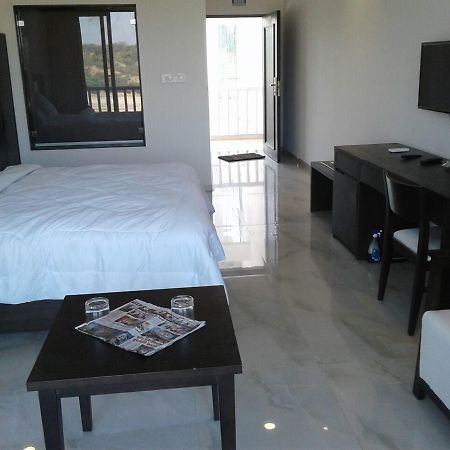 The Meera Hotel Derol Экстерьер фото