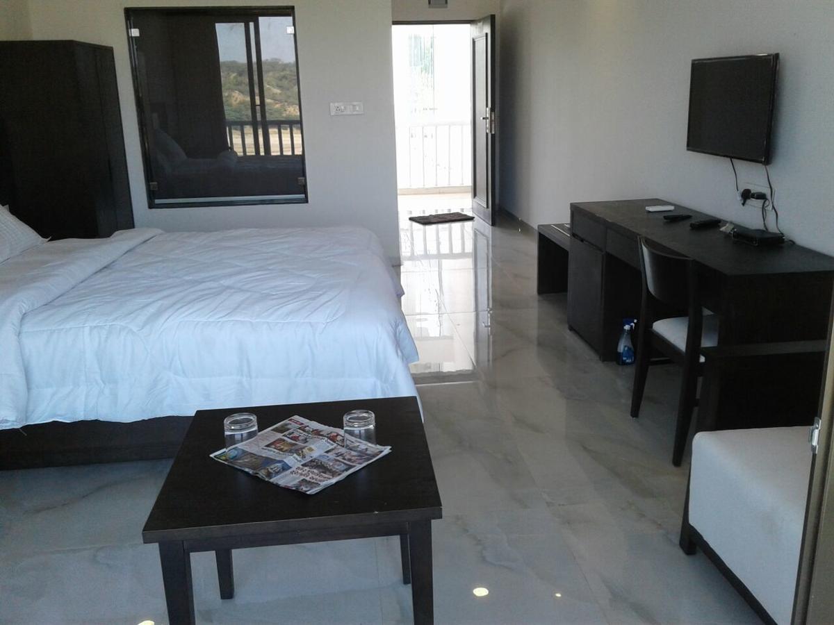The Meera Hotel Derol Экстерьер фото