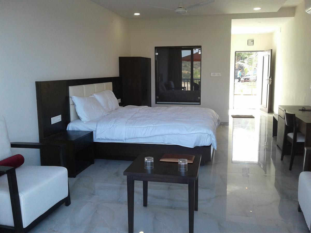 The Meera Hotel Derol Экстерьер фото